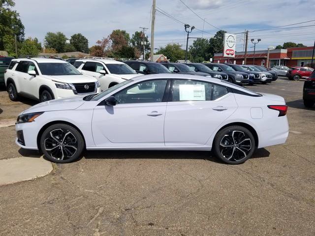 2025 Nissan Altima 2.5 SR photo 2