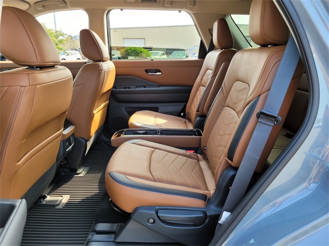 2025 Nissan Pathfinder Platinum photo 12