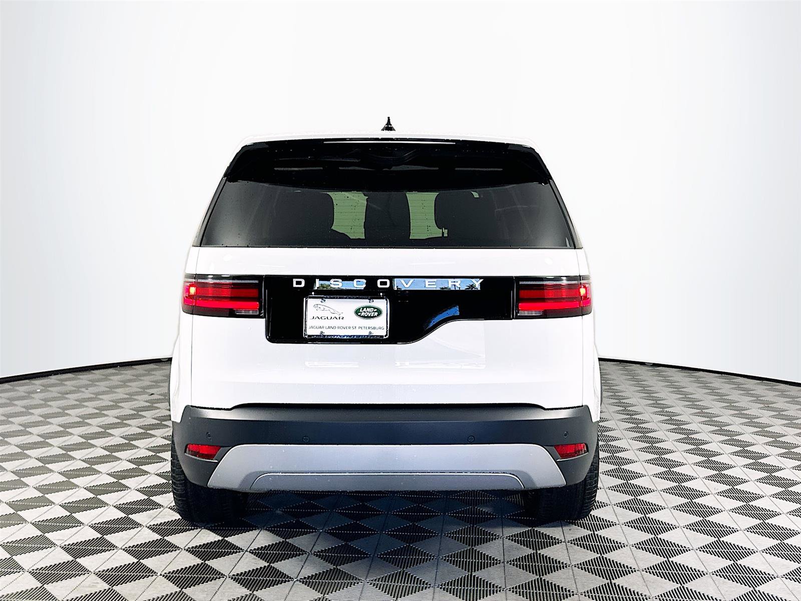 2024 Land Rover Discovery S photo 6