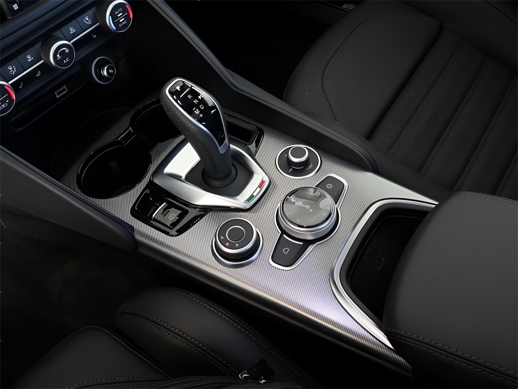 2025 Alfa Romeo Giulia Base photo 25