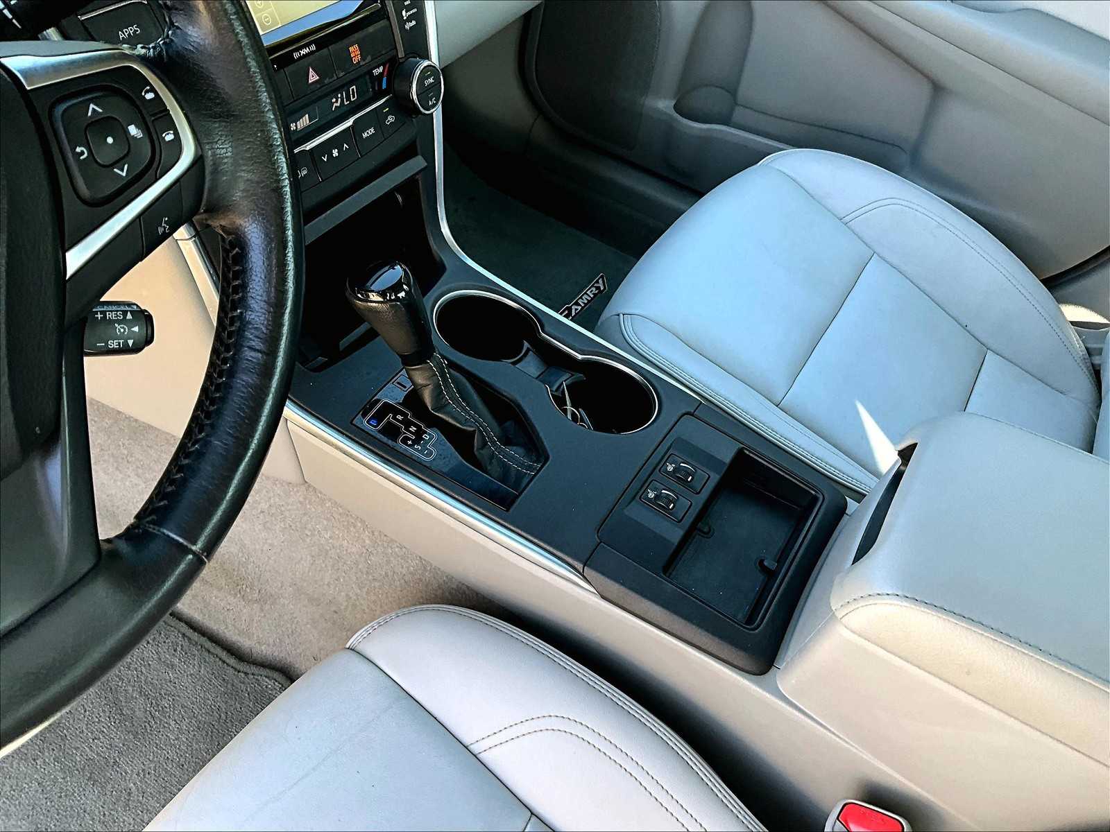 2016 Toyota Camry XLE photo 20