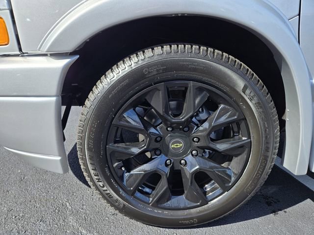 2025 Chevrolet Express Work Van Cargo photo 4