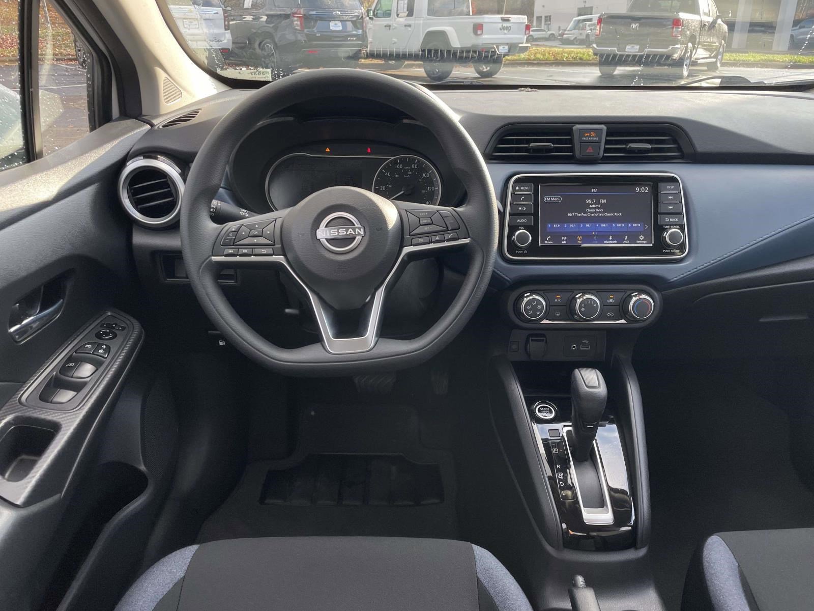 2025 Nissan Versa SV photo 4