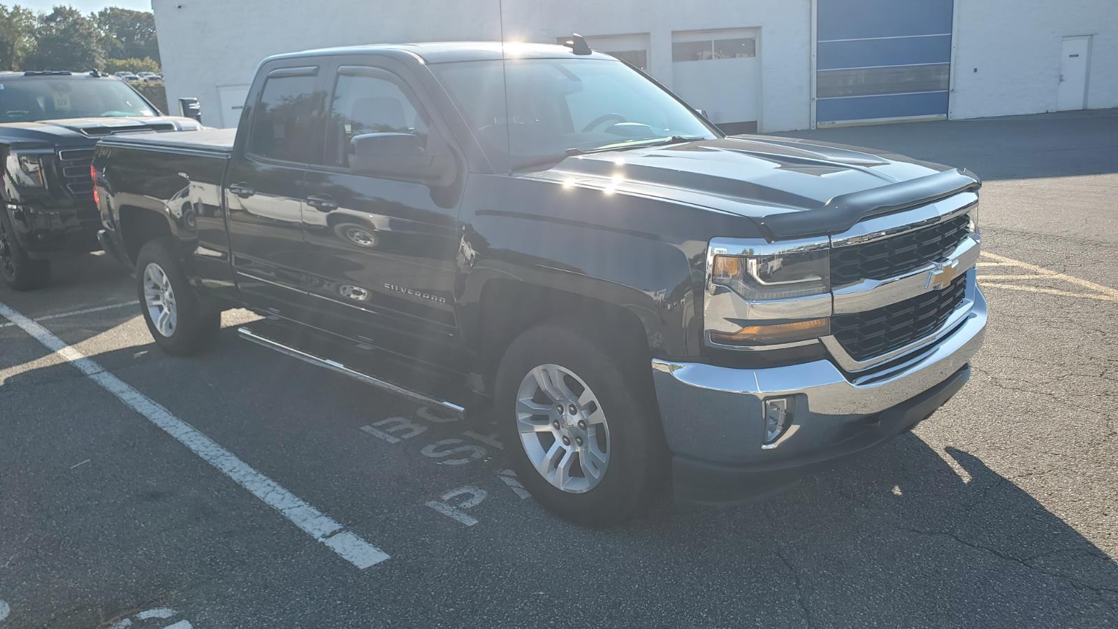 2018 Chevrolet Silverado 1500 LT photo 2