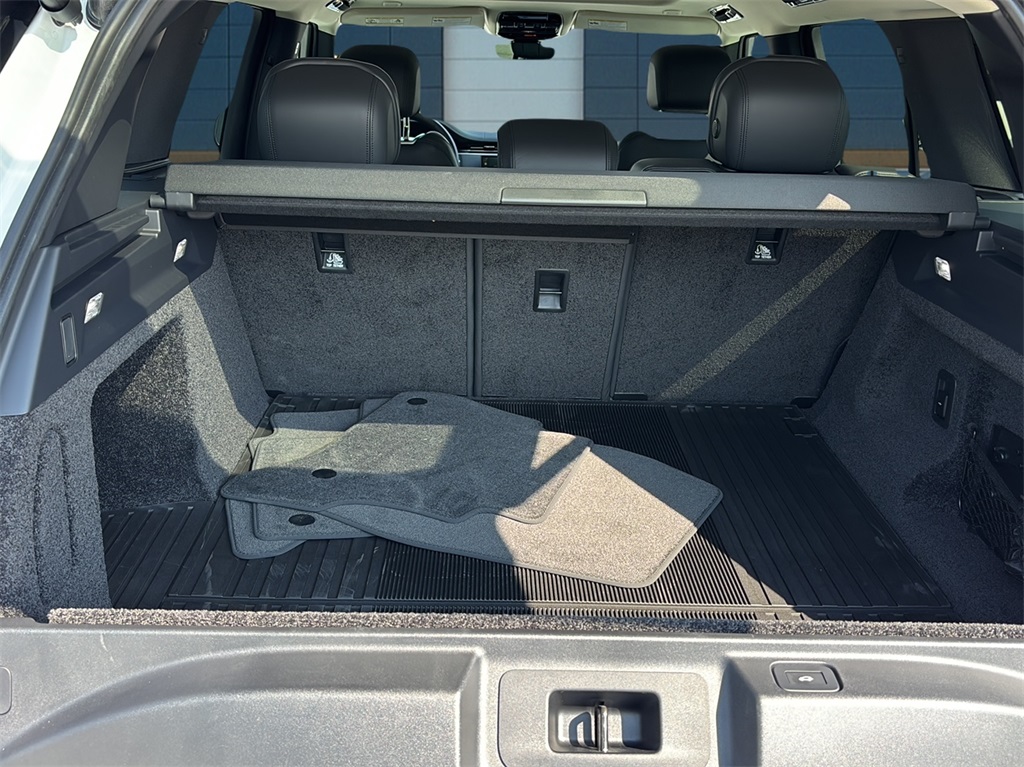 2025 Land Rover Range Rover SE photo 16