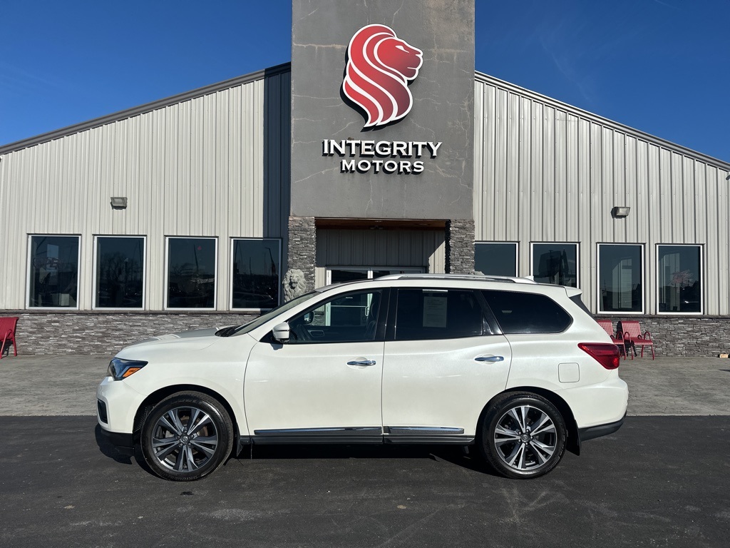 2019 Nissan Pathfinder Platinum's photo
