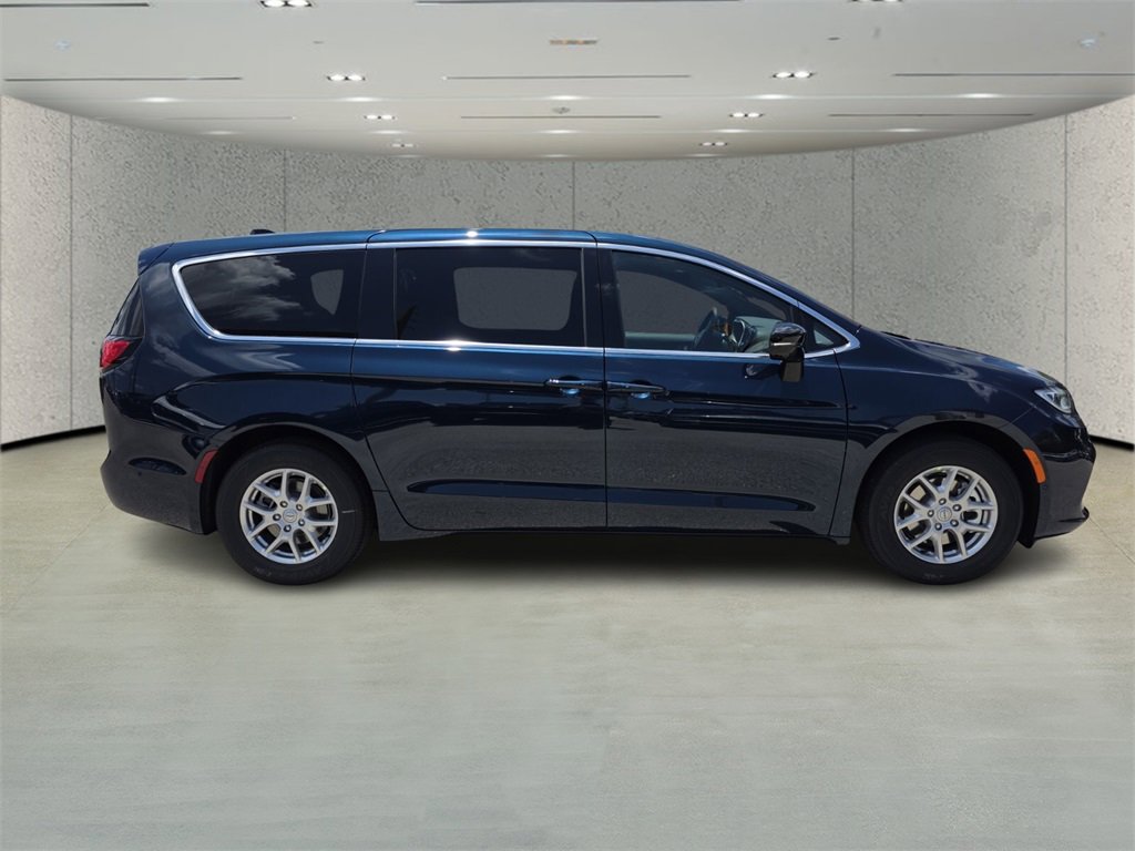 2025 Chrysler Pacifica photo 3