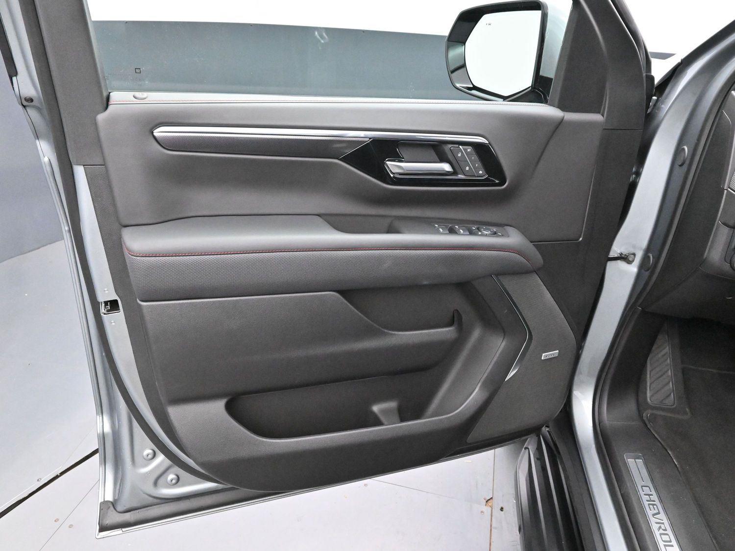 2025 Chevrolet Suburban RST photo 9