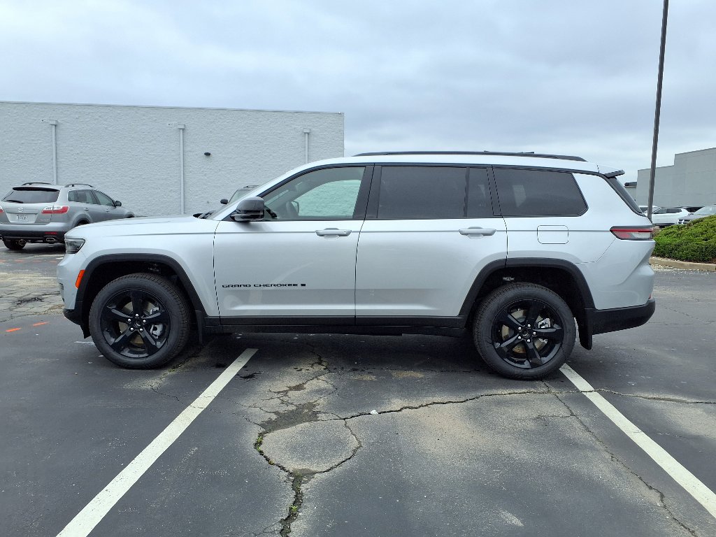2025 Jeep Grand Cherokee Limited photo 2