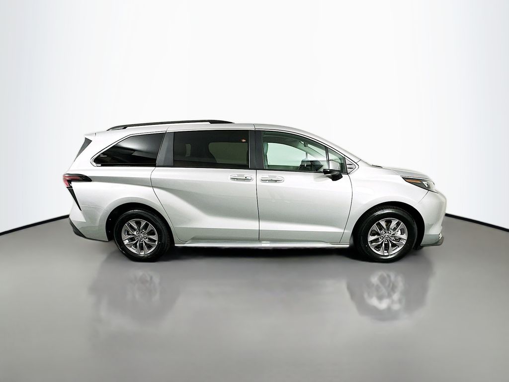 2024 Toyota Sienna XLE photo 4
