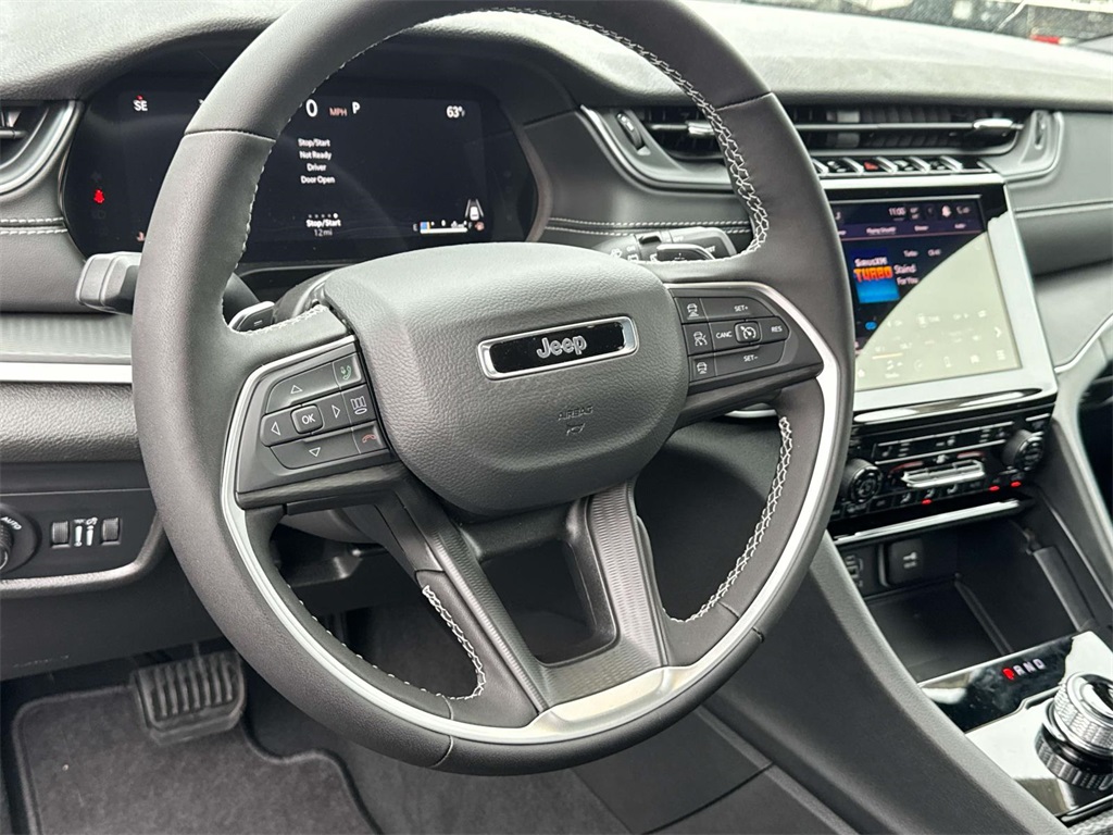 2025 Jeep Grand Cherokee Laredo photo 2