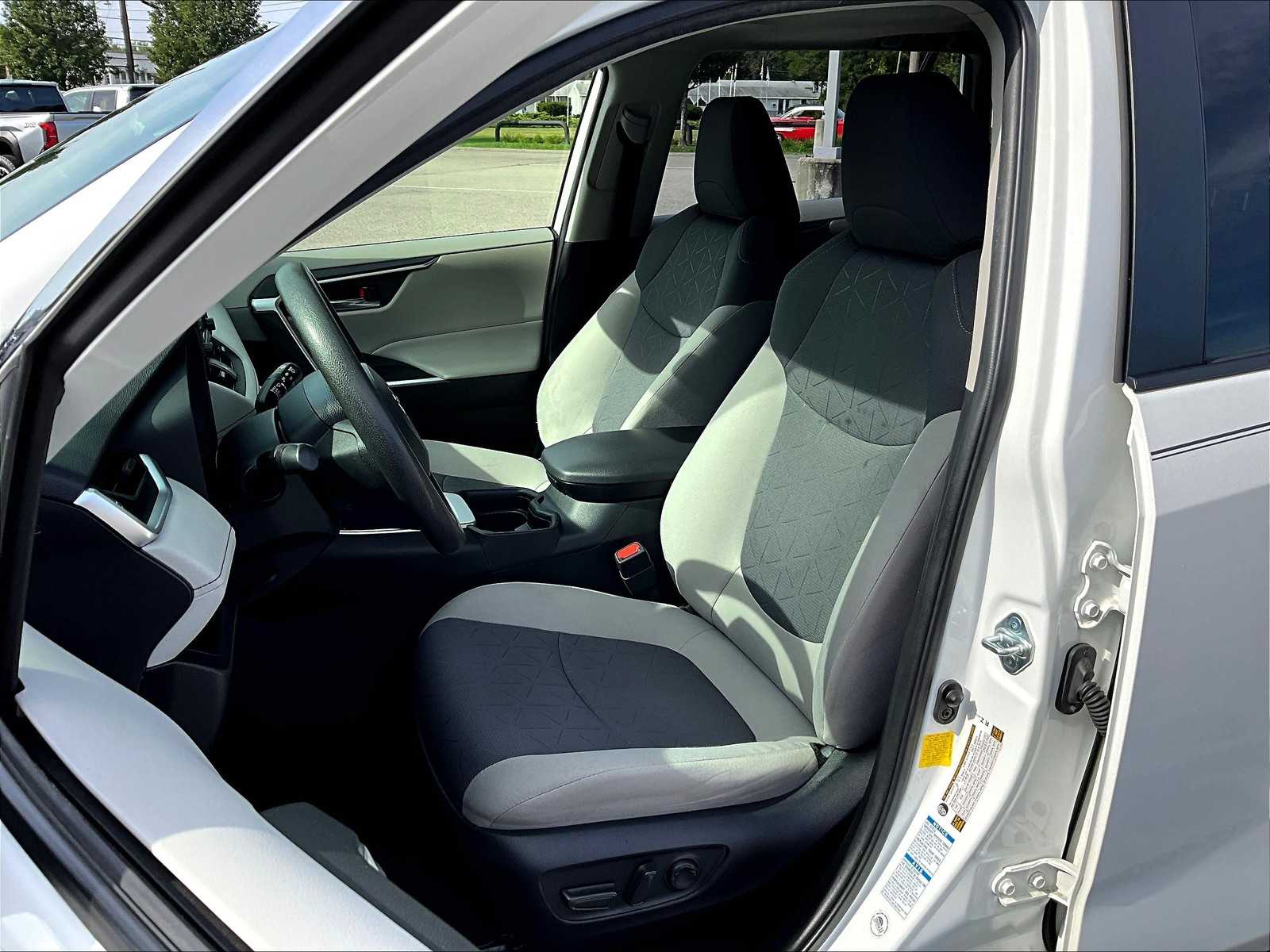 2021 Toyota RAV4 XLE photo 10