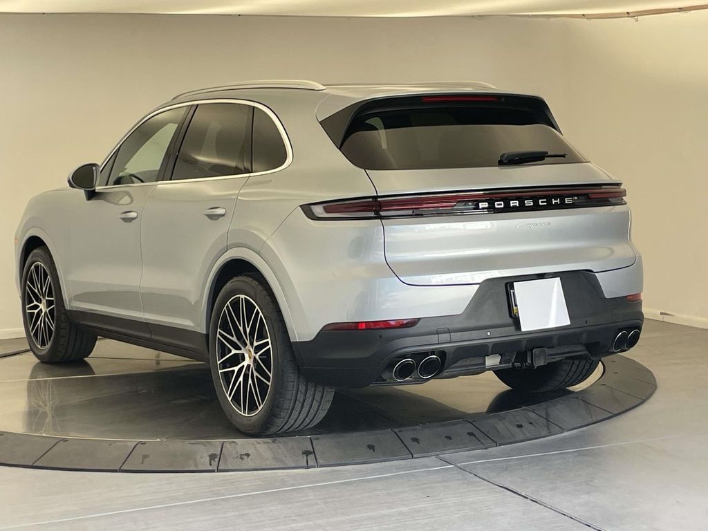 2024 Porsche Cayenne Base photo 3