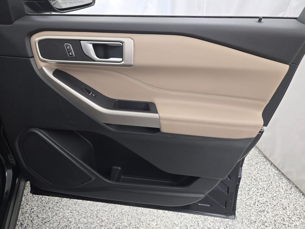 2023 Ford Explorer XLT photo 3