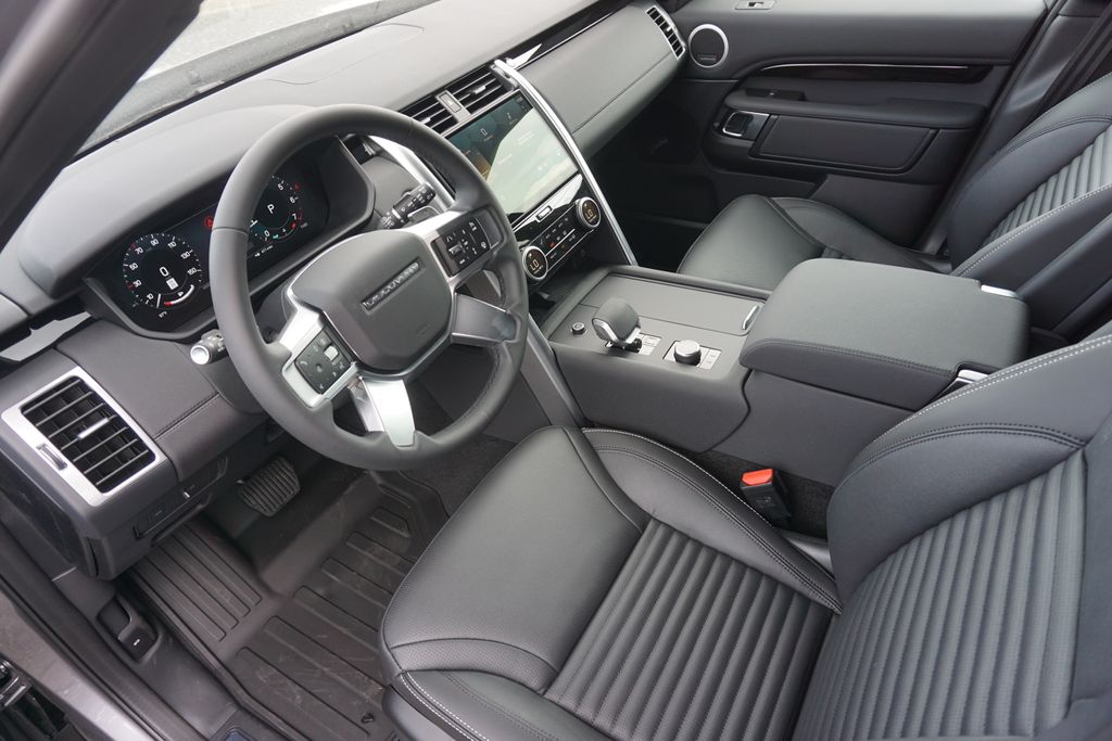 2025 Land Rover Discovery S photo 18