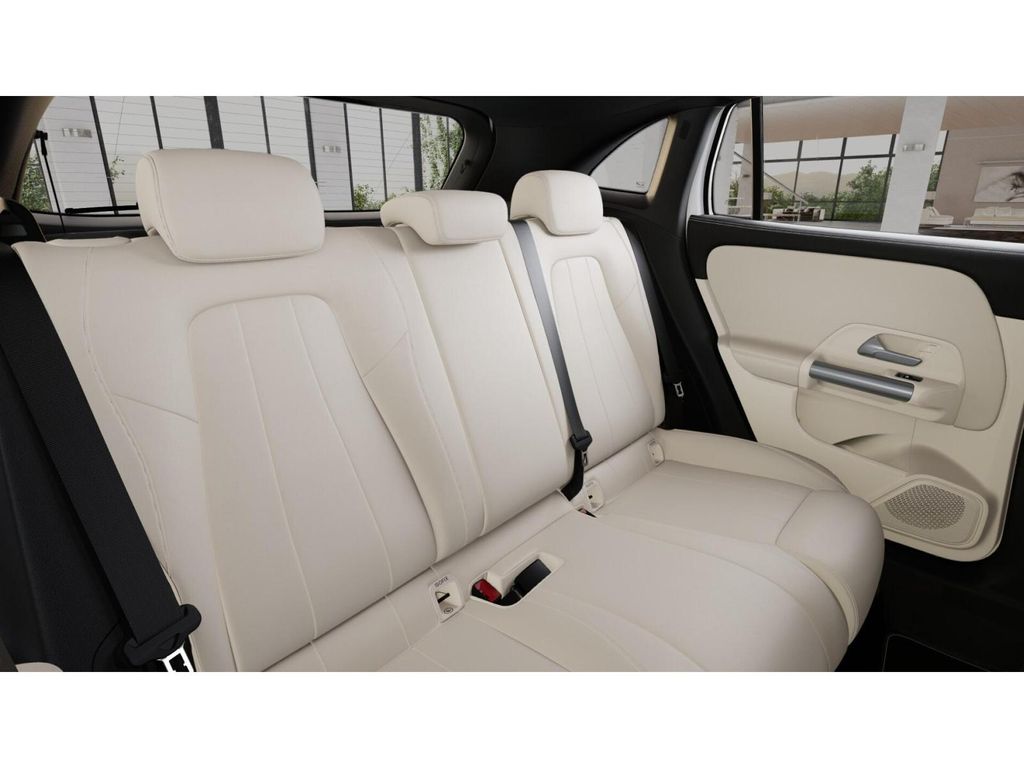 2025 Mercedes Benz GLA 250 4MATIC photo 5
