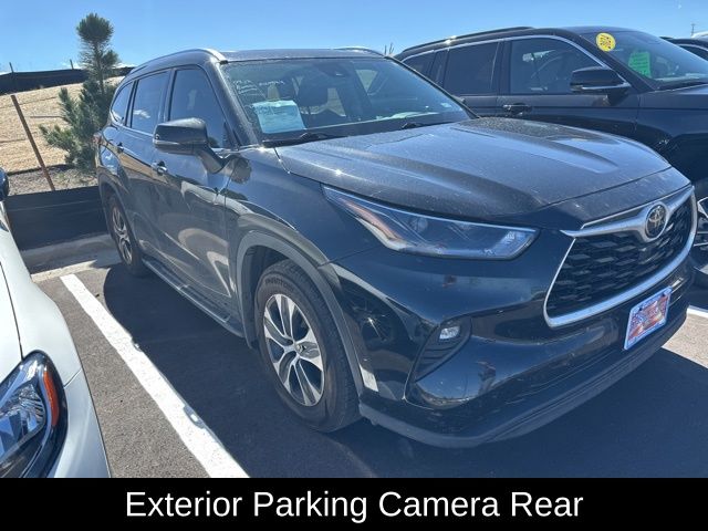 2021 Toyota Highlander XLE photo 3