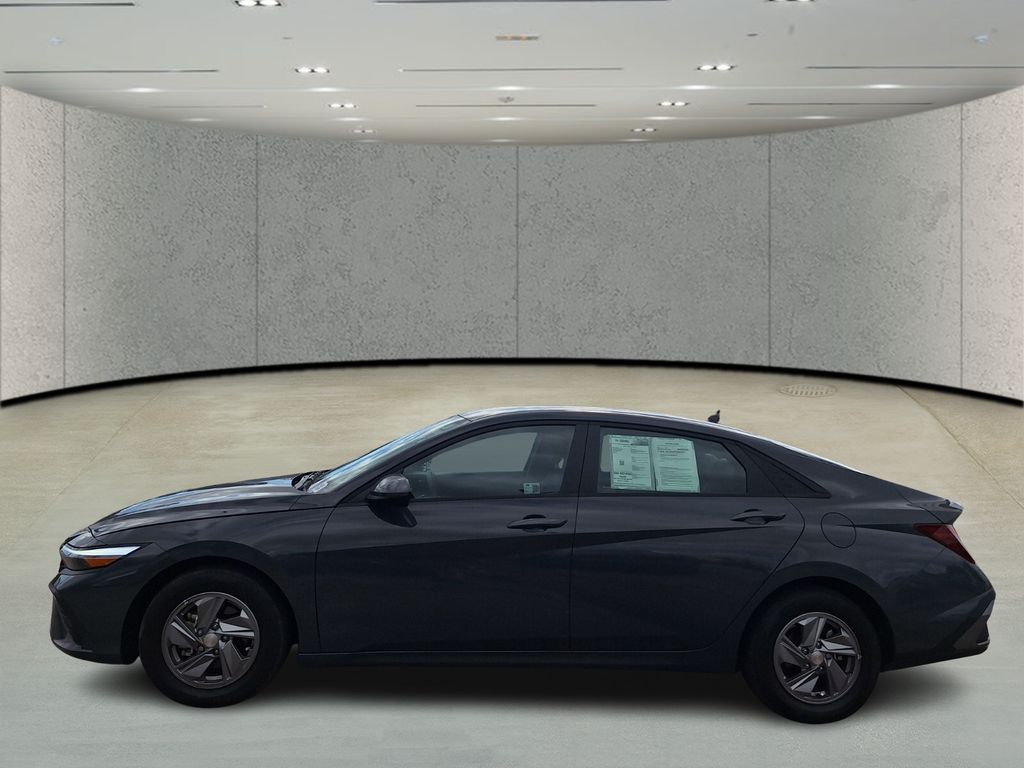 2024 Hyundai Elantra SE photo 2