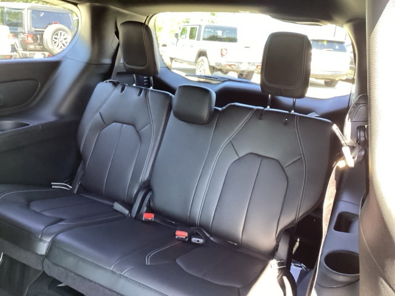 2025 Chrysler Pacifica photo 14