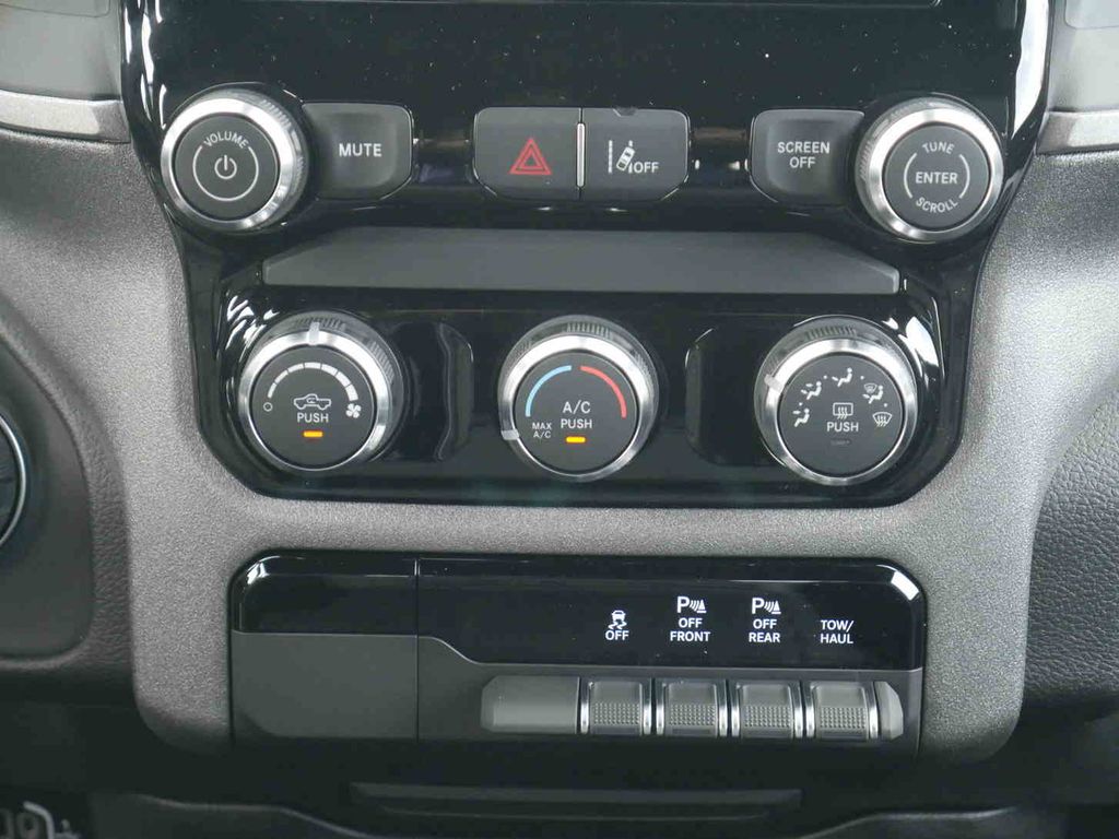 2025 Ram 1500 Tradesman photo 3