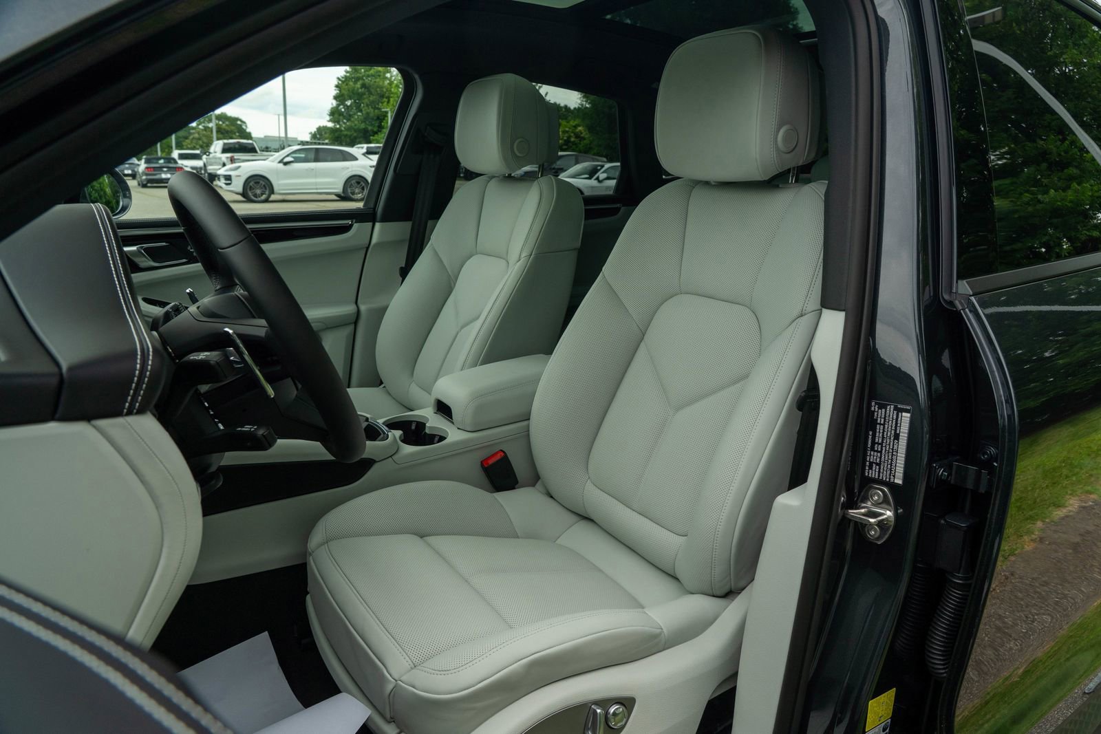 2025 Porsche Macan Base photo 4