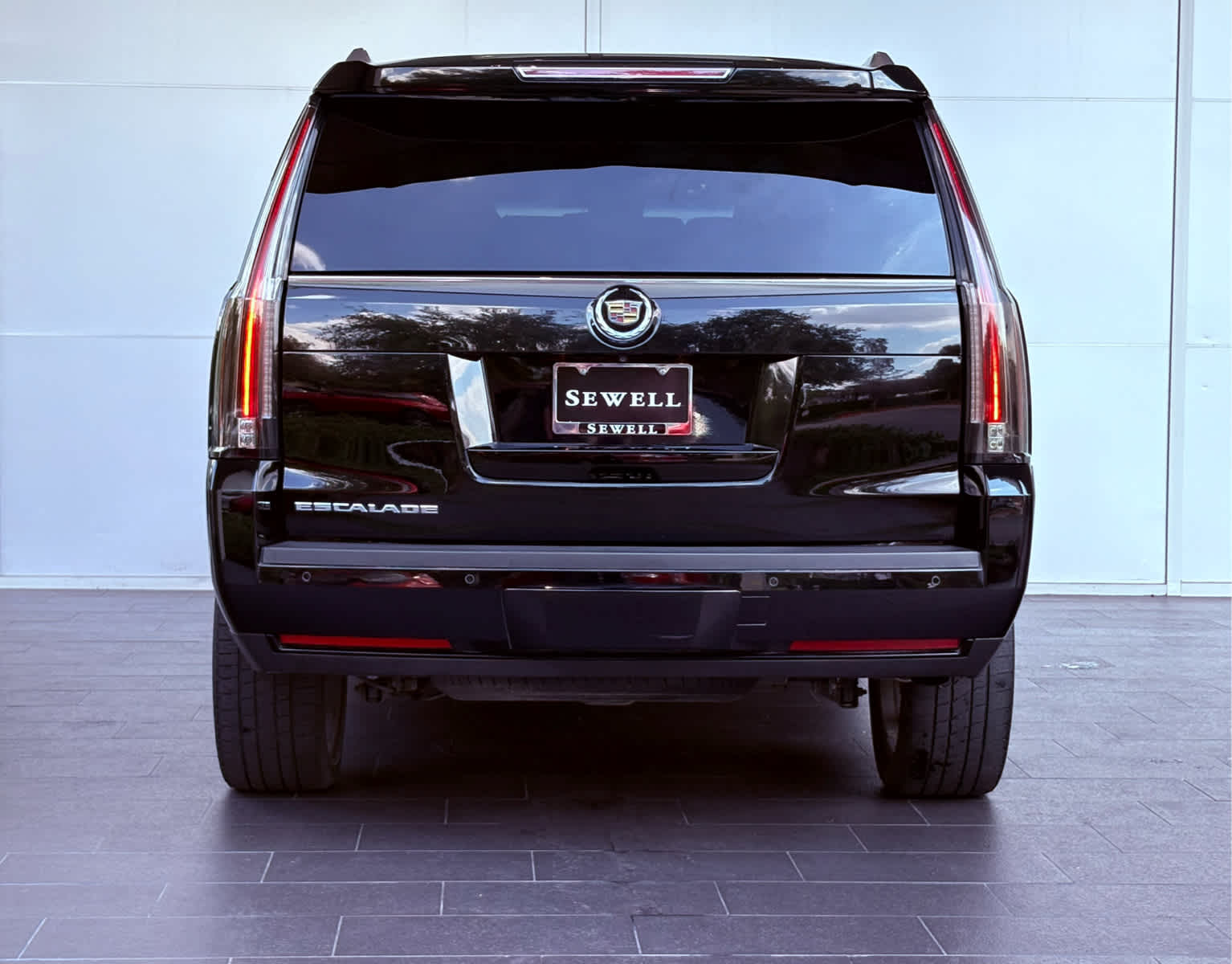 2015 Cadillac Escalade Luxury photo 4