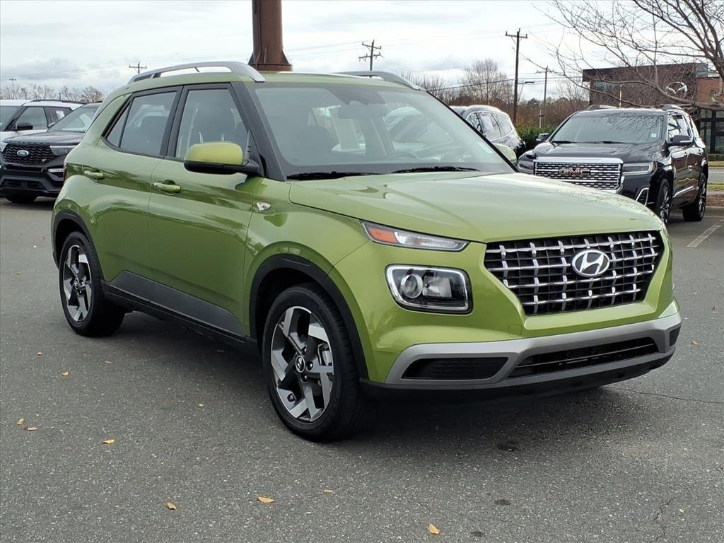 2024 Hyundai Venue SEL photo 3