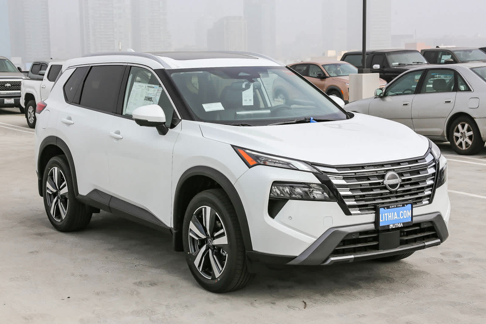 2025 Nissan Rogue SL photo 3