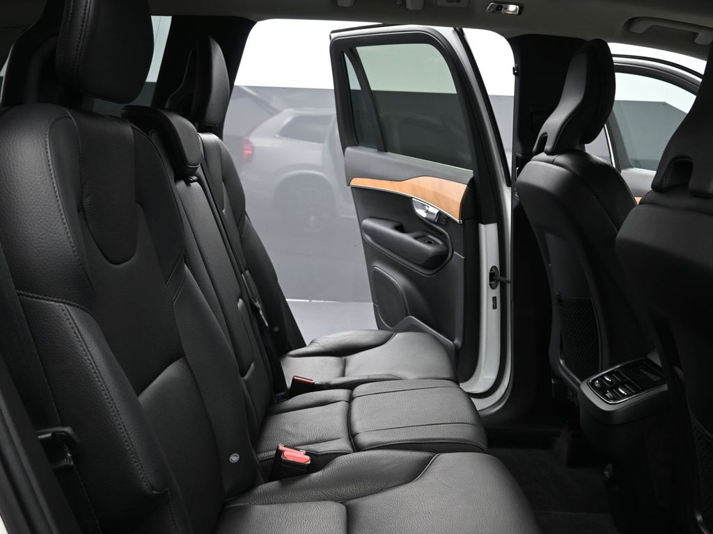 2022 Volvo XC90 T6 Momentum photo 13