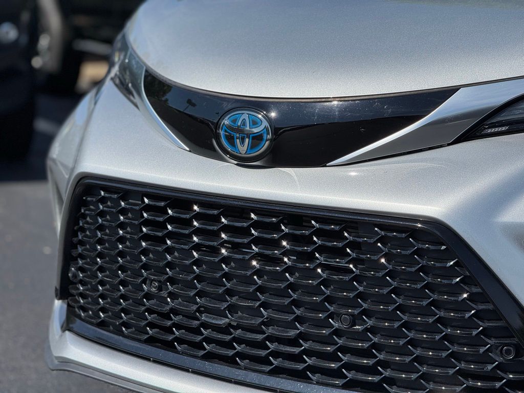 2021 Toyota Sienna XSE photo 3