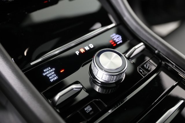 2025 Jeep Grand Cherokee Overland photo 4