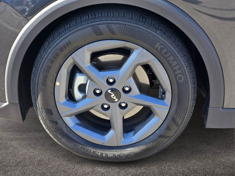 2025 Kia K4 LXS photo 8