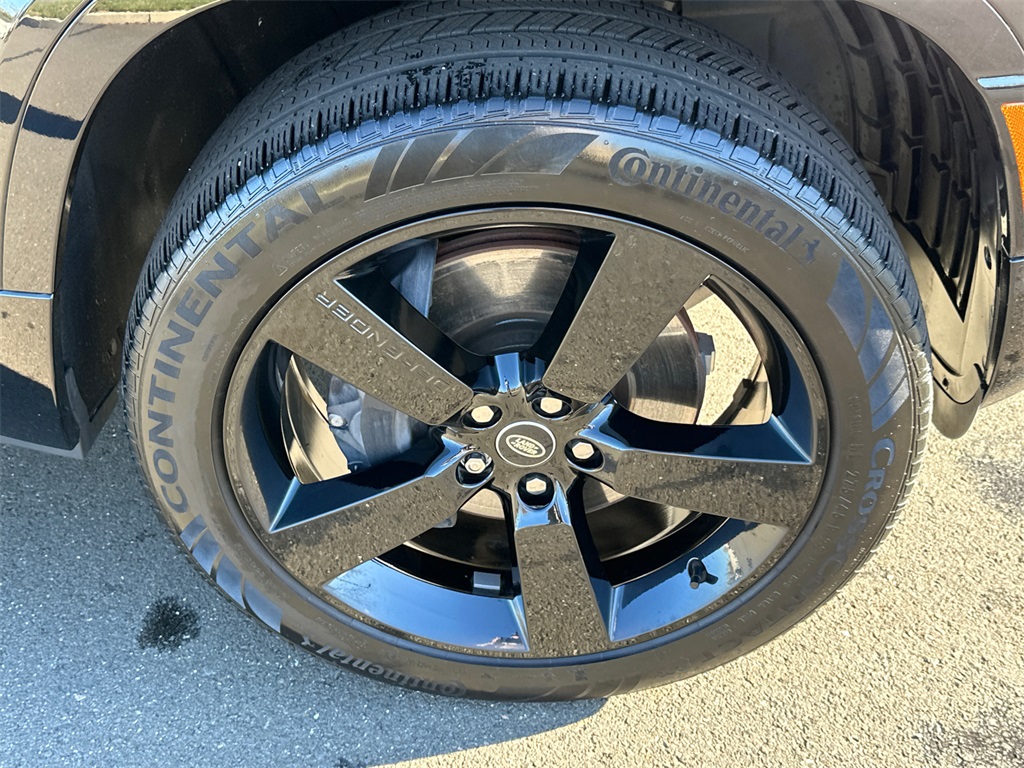 2025 Land Rover Defender 110 X-Dynamic SE photo 3