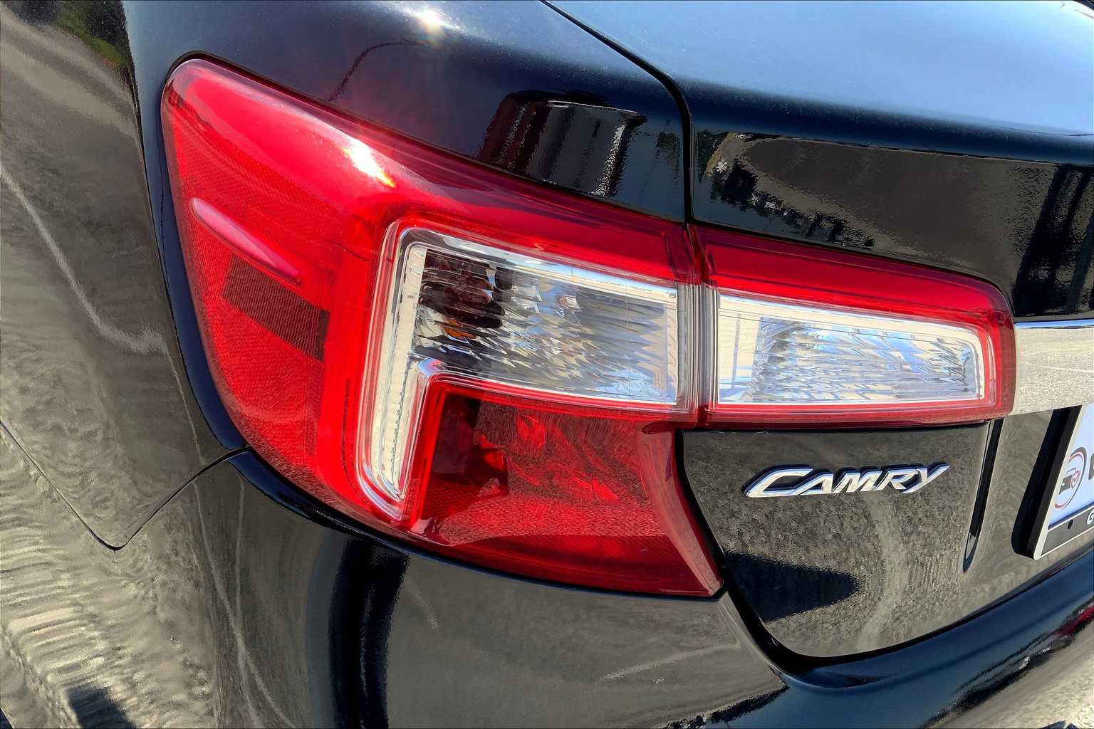 2014 Toyota Camry Hybrid XLE photo 26