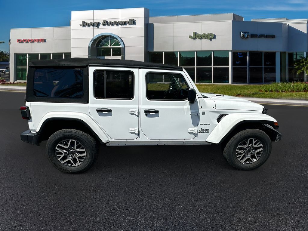 2024 Jeep Wrangler Sahara photo 9