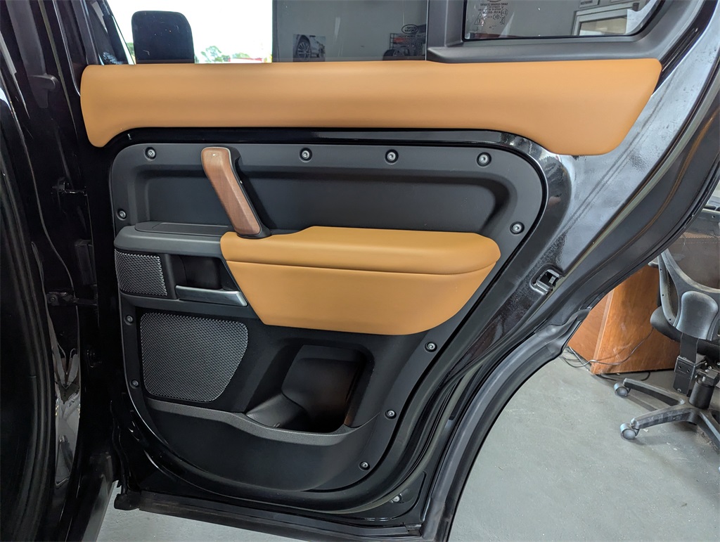2023 Land Rover Defender 110 photo 29