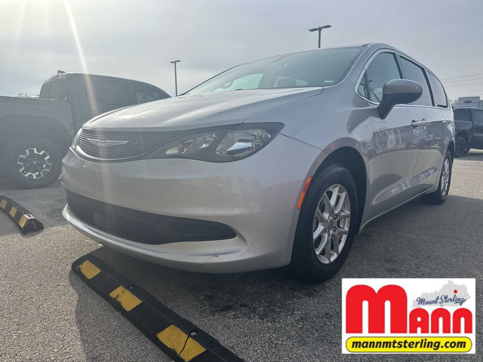 Pre-Owned 2022 Chrysler Voyager LX's photo