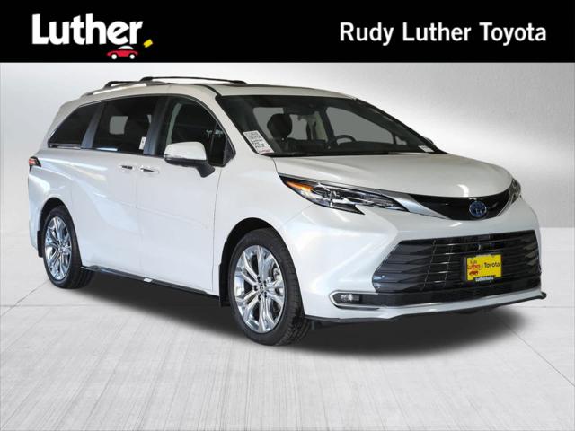 2024 Toyota Sienna Platinum's photo