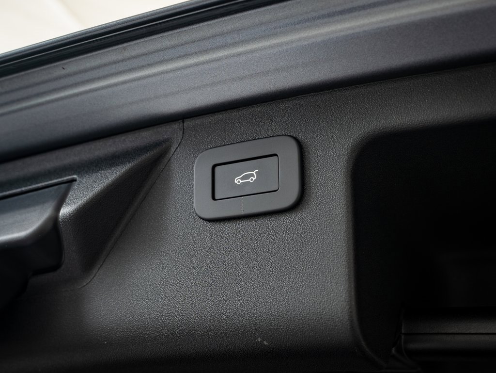 2025 Land Rover Discovery Sport S photo 18