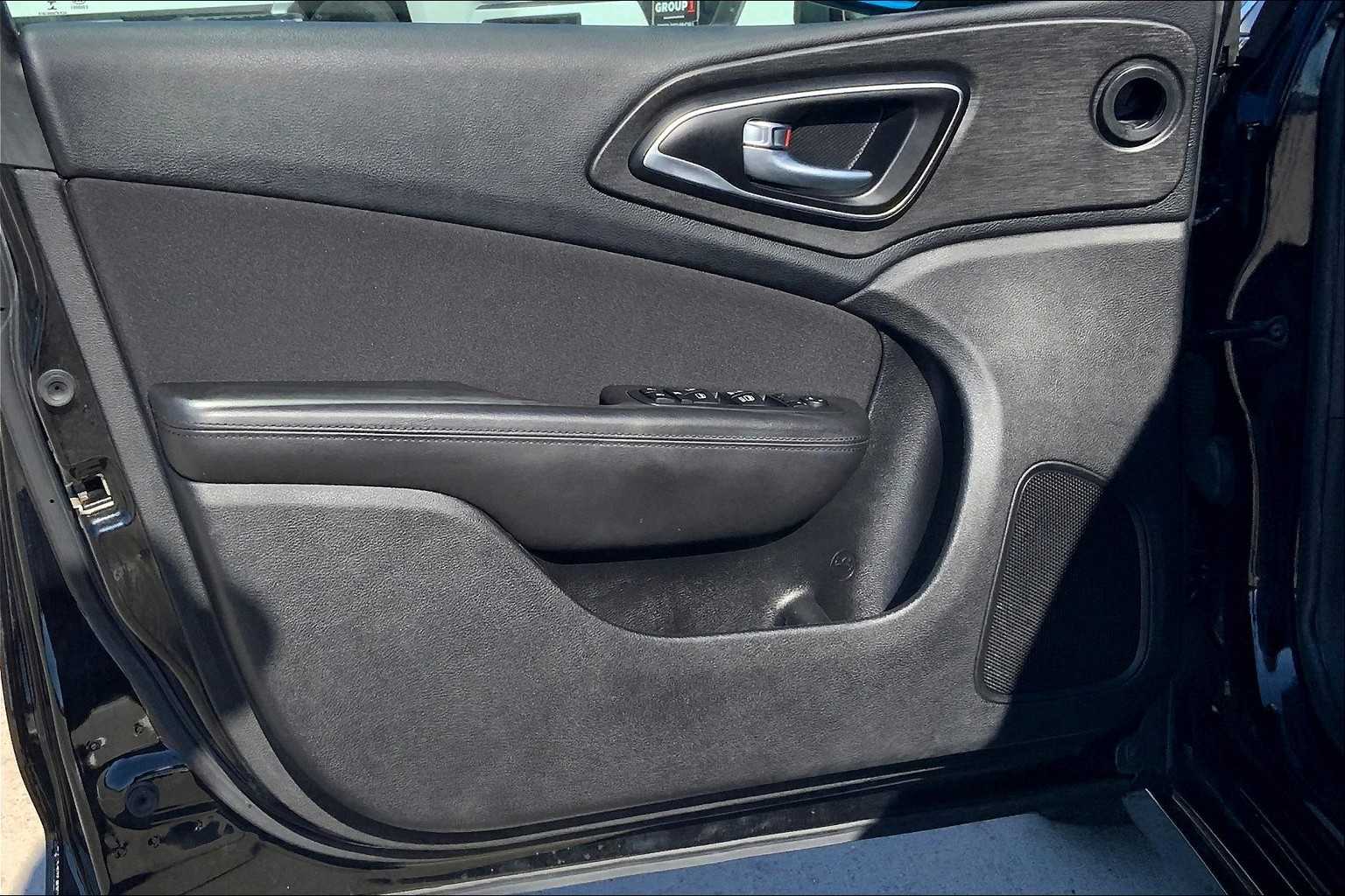 2016 Chrysler 200 Limited photo 21