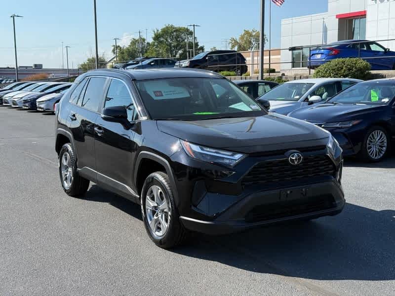 2024 Toyota RAV4 XLE's photo