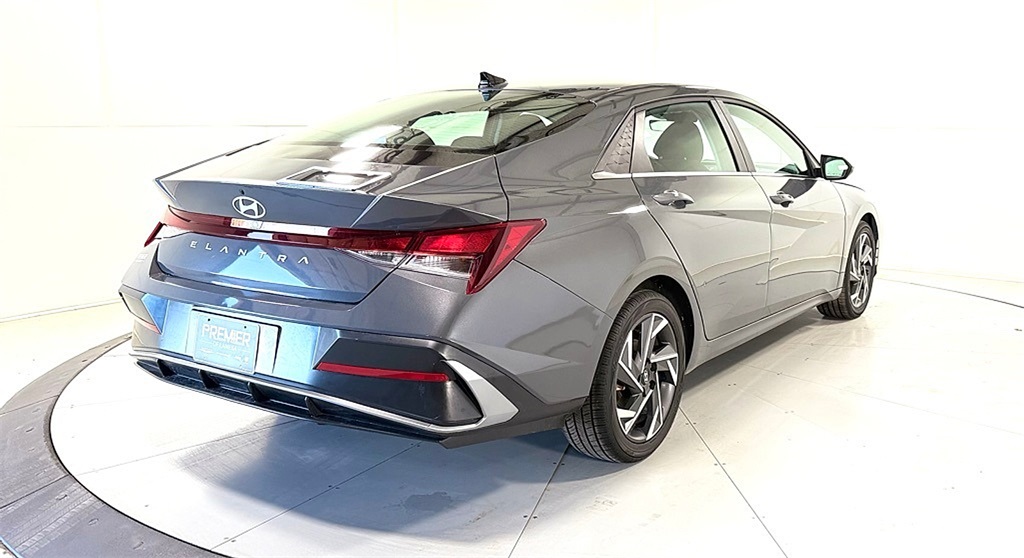 2025 Hyundai Elantra SEL Convenience photo 4