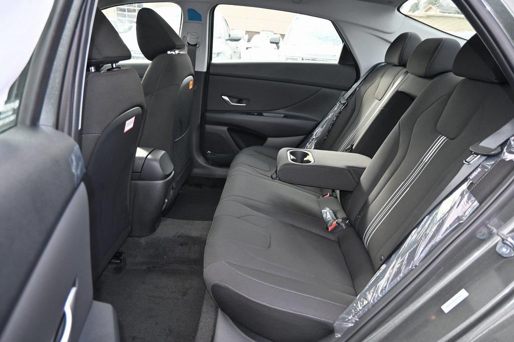 2025 Hyundai Elantra SEL Convenience photo 8