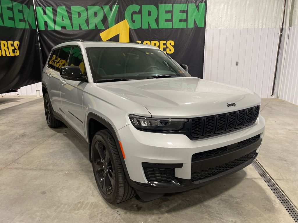 2025 Jeep Grand Cherokee Altitude photo 3