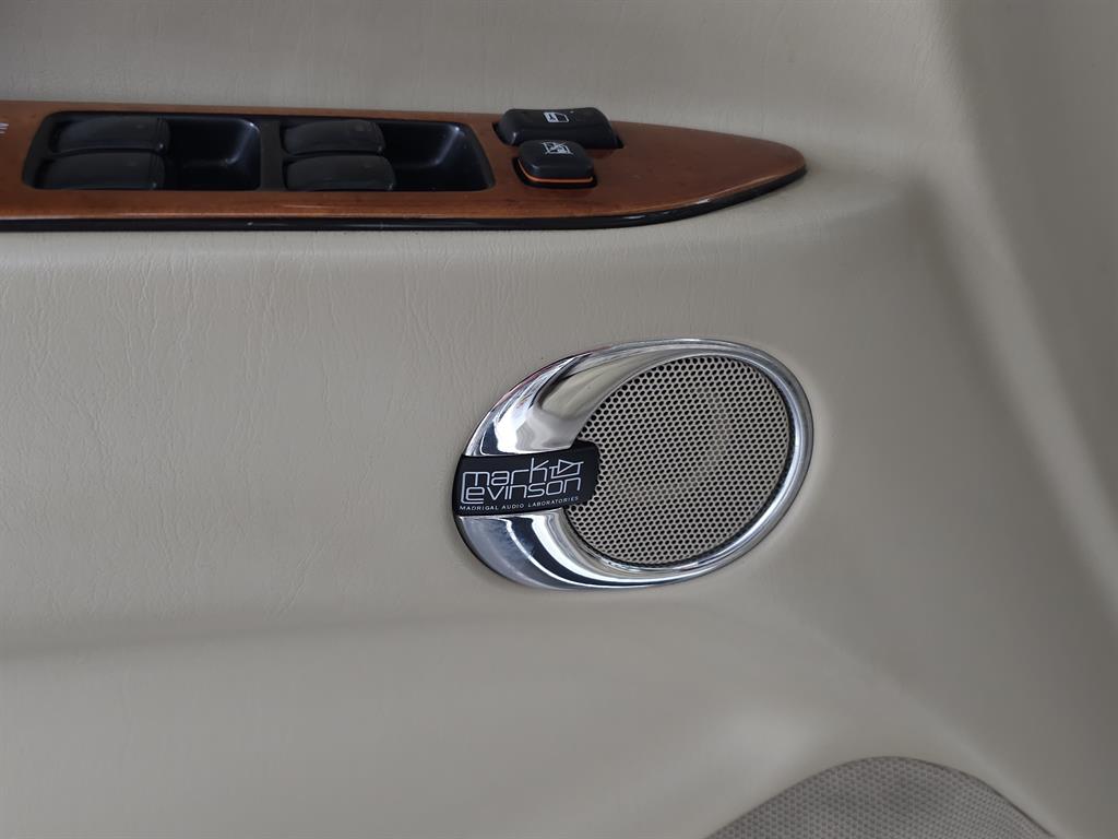 2006 Lexus LX 470 photo 13