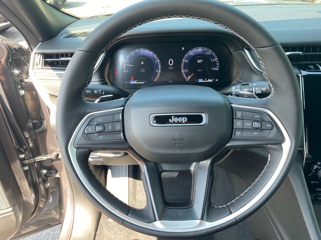 2025 Jeep Grand Cherokee Laredo photo 4