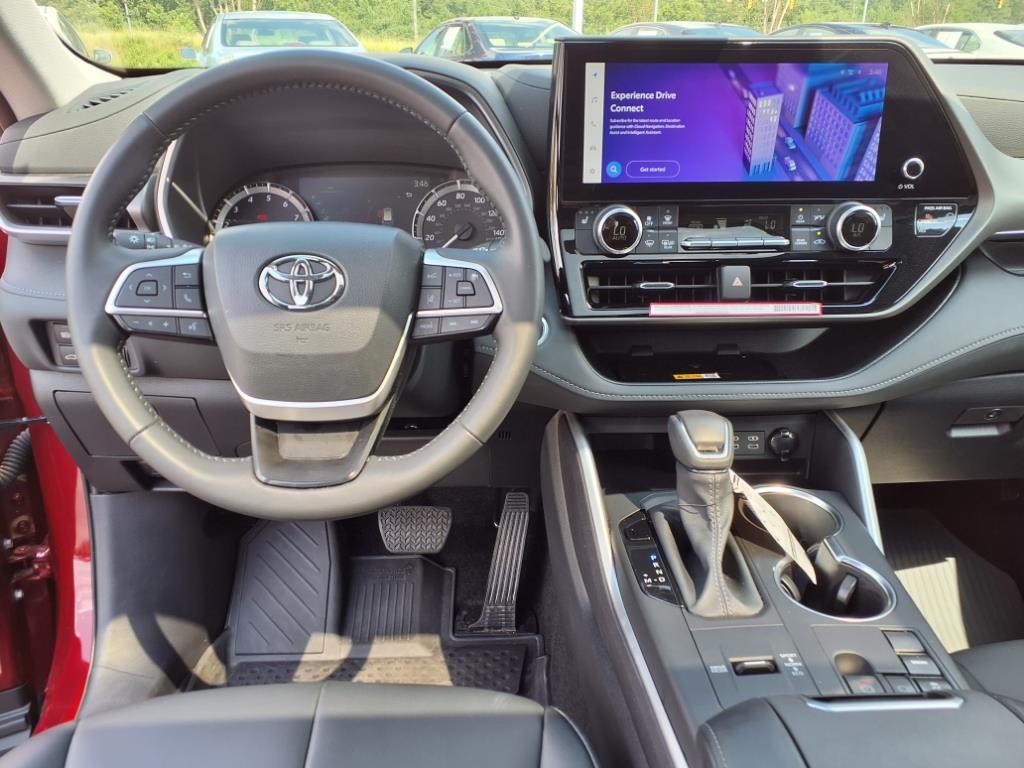 2024 Toyota Highlander XLE photo 13