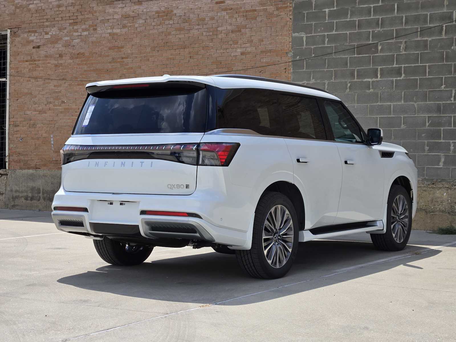 2026 Infiniti QX80 Luxe photo 2