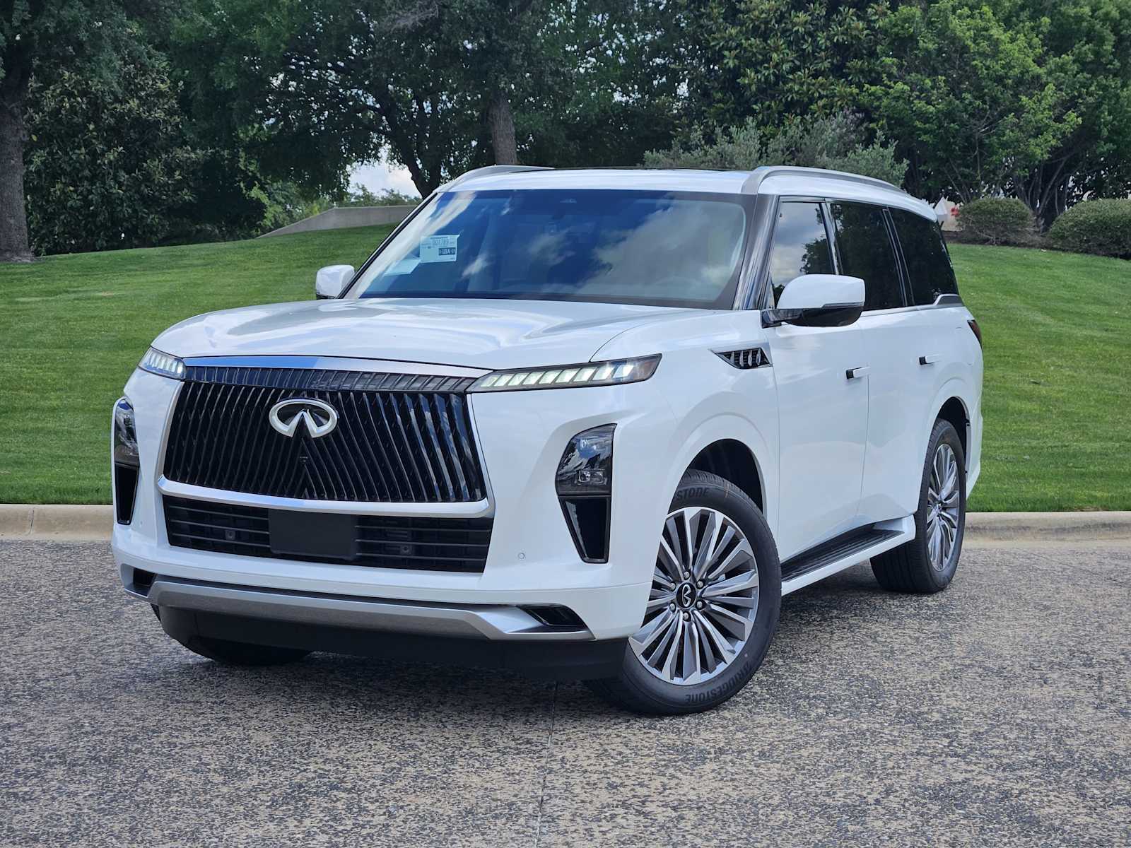 2025 INFINITI QX80 LUXE