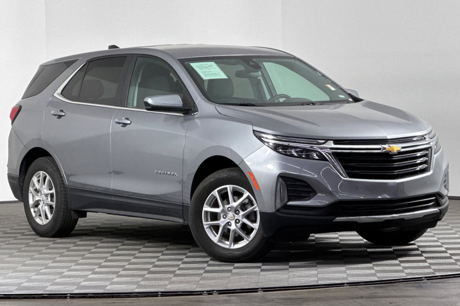 2024 Chevrolet Equinox LT photo 2